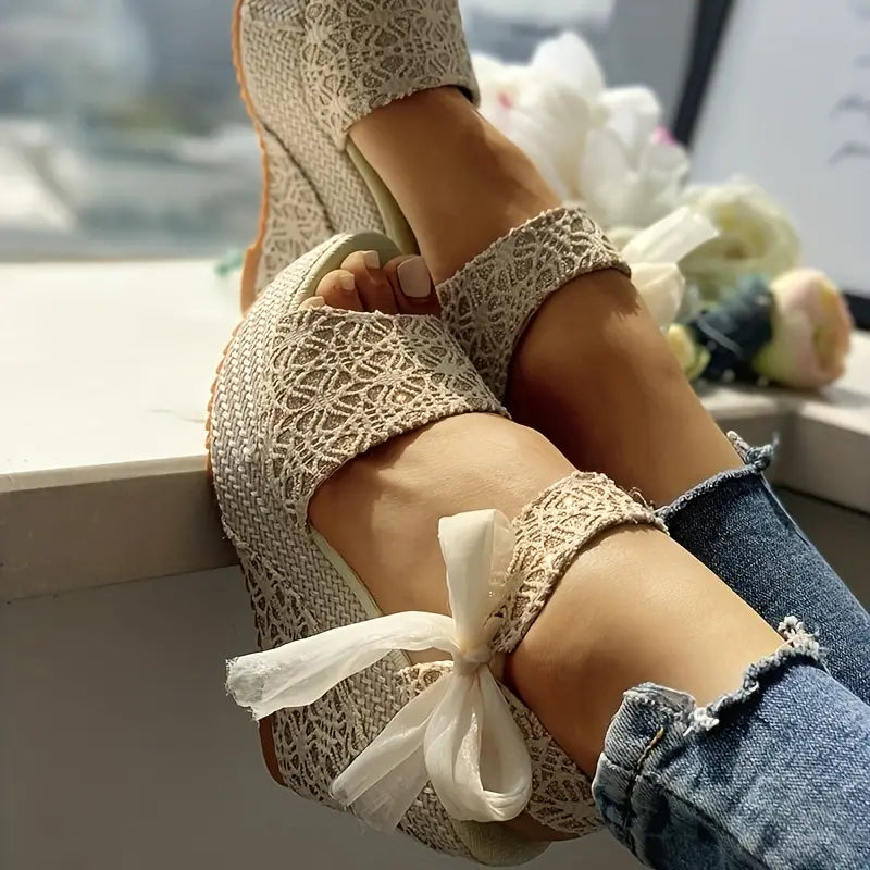 Helena - Stilvolle Keilabsatz-Sandalen mit feiner Schleife für die moderne Frau