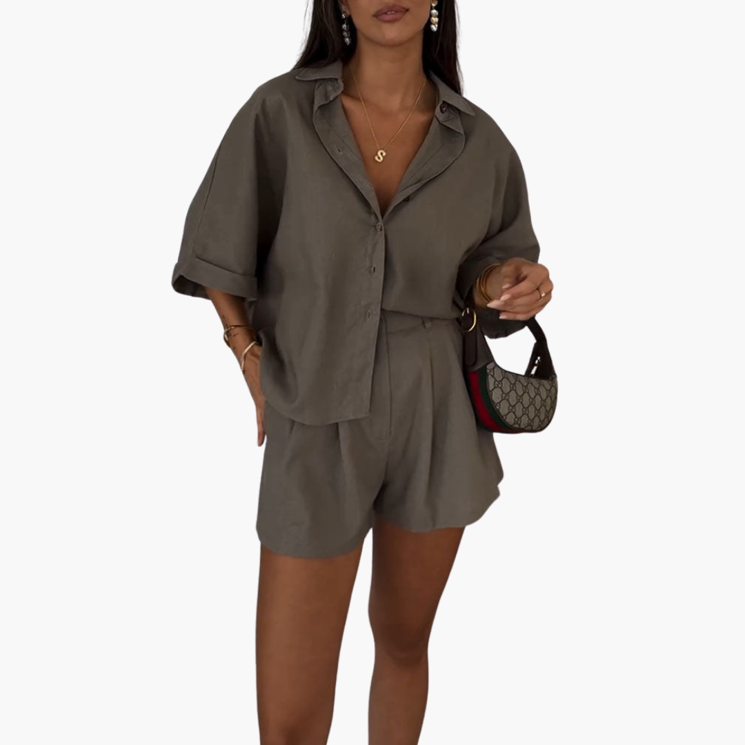 Zweiteiliges Set - Damenbluse und Shorts für Sommertage