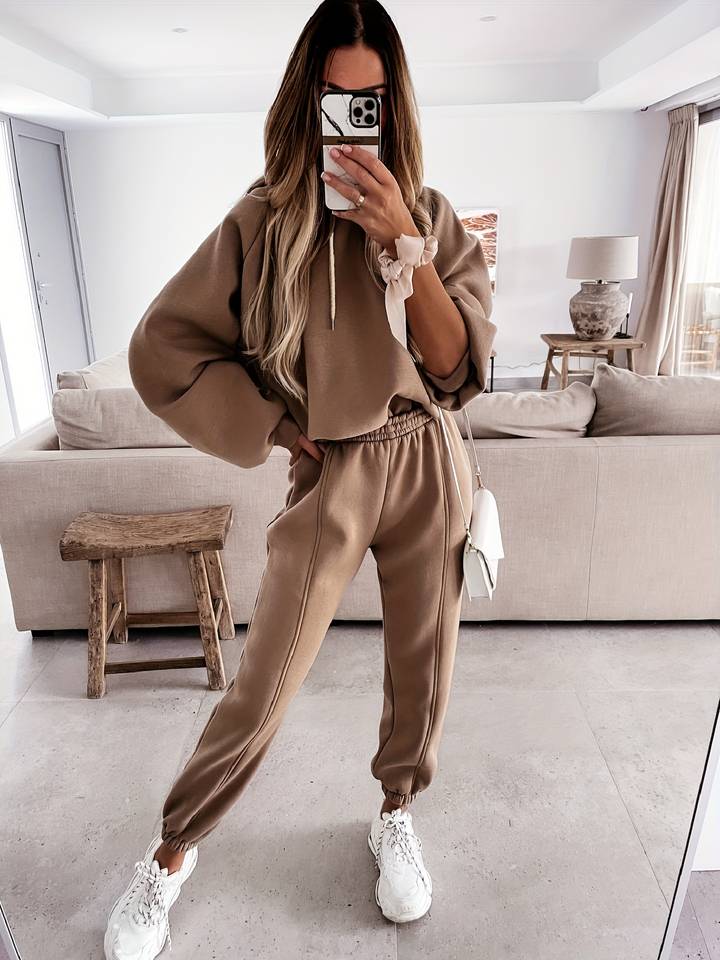 Karina - Stylisches Set aus übergroßem Kapuzenpulli und Jogginghose für Frauen