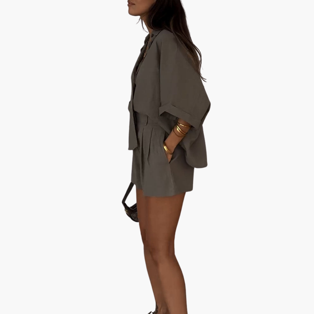 Zweiteiliges Set - Damenbluse und Shorts für Sommertage