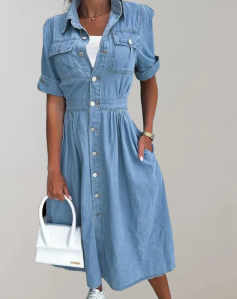 Grace | Denim-Kleid mit Polokragen und halben Ärmeln, mehreren Taschen und Knopfverschluss