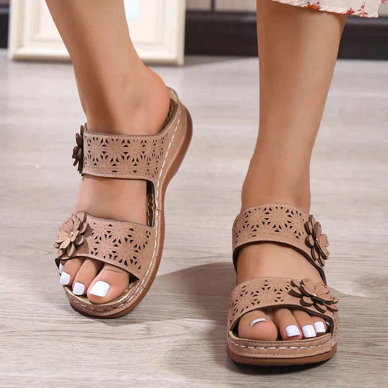 Malia - Stilvolle und bequeme Damen Sandalen mit Blumenmuster und Keilabsatz