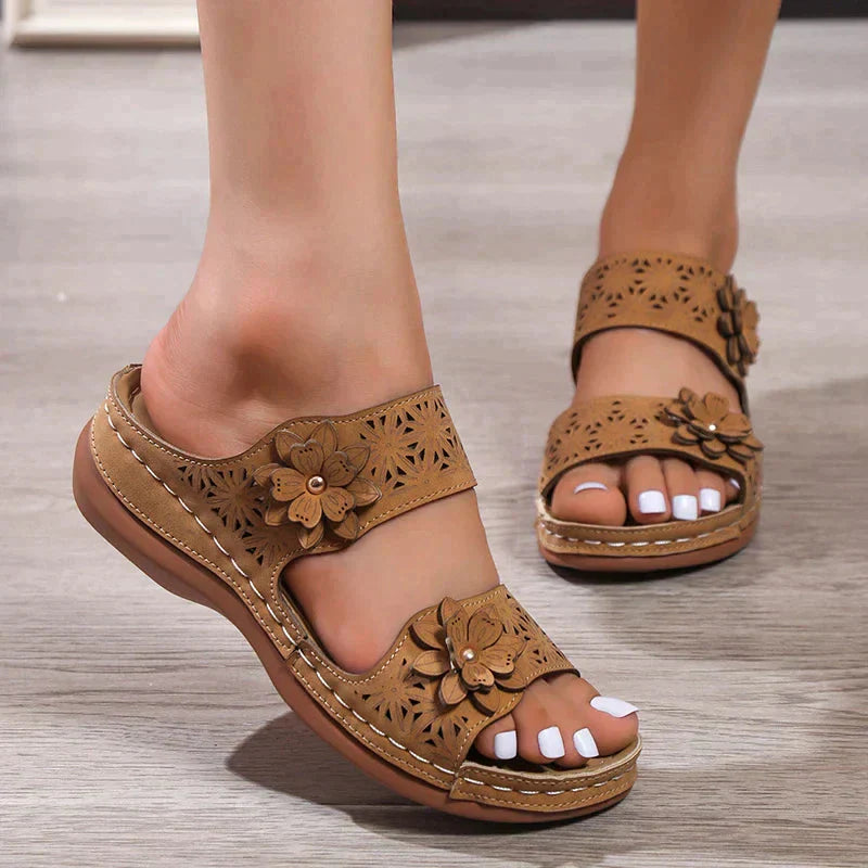 Malia - Stilvolle und bequeme Damen Sandalen mit Blumenmuster und Keilabsatz