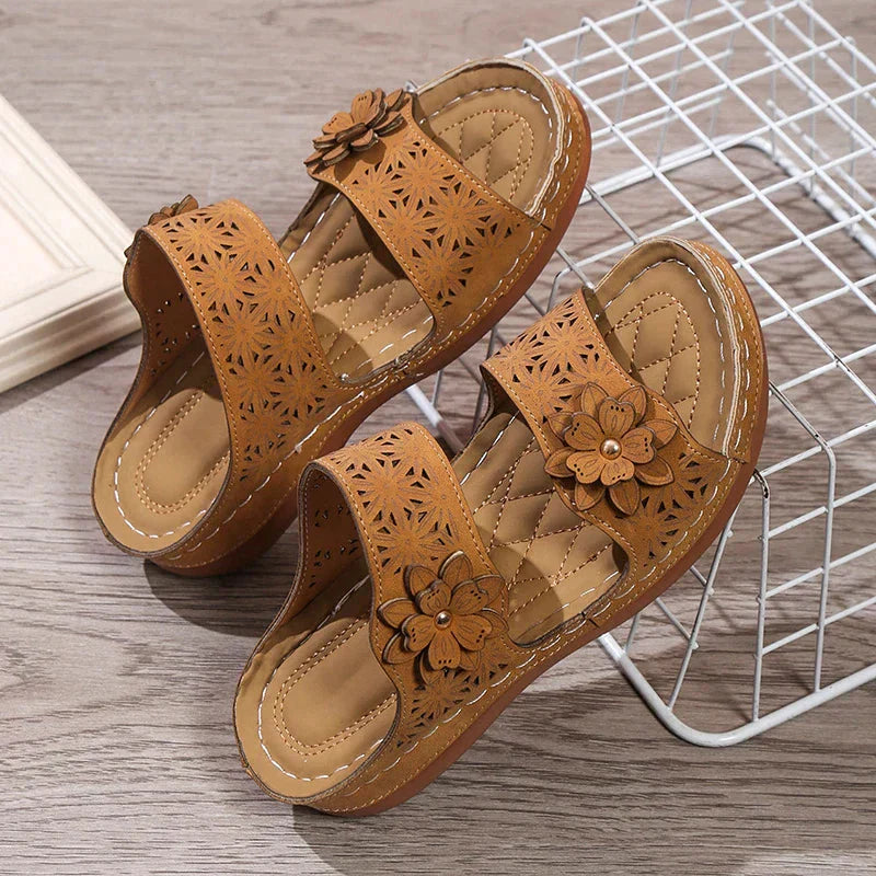 Malia - Stilvolle und bequeme Damen Sandalen mit Blumenmuster und Keilabsatz