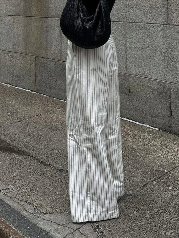 Stylische schwarz-weiß gestreifte Hose von Lotte