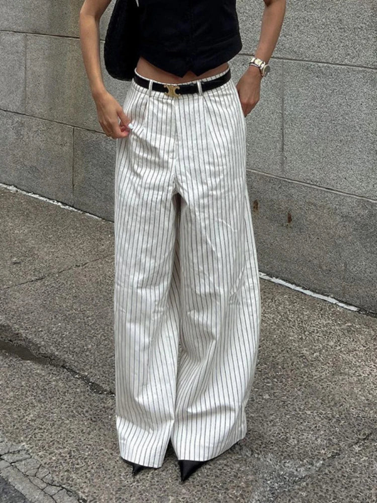 Stylische schwarz-weiß gestreifte Hose von Lotte
