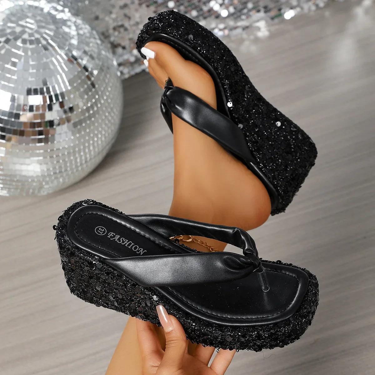Damen-Flip-Flops mit dicker Sohle und Pailletten
