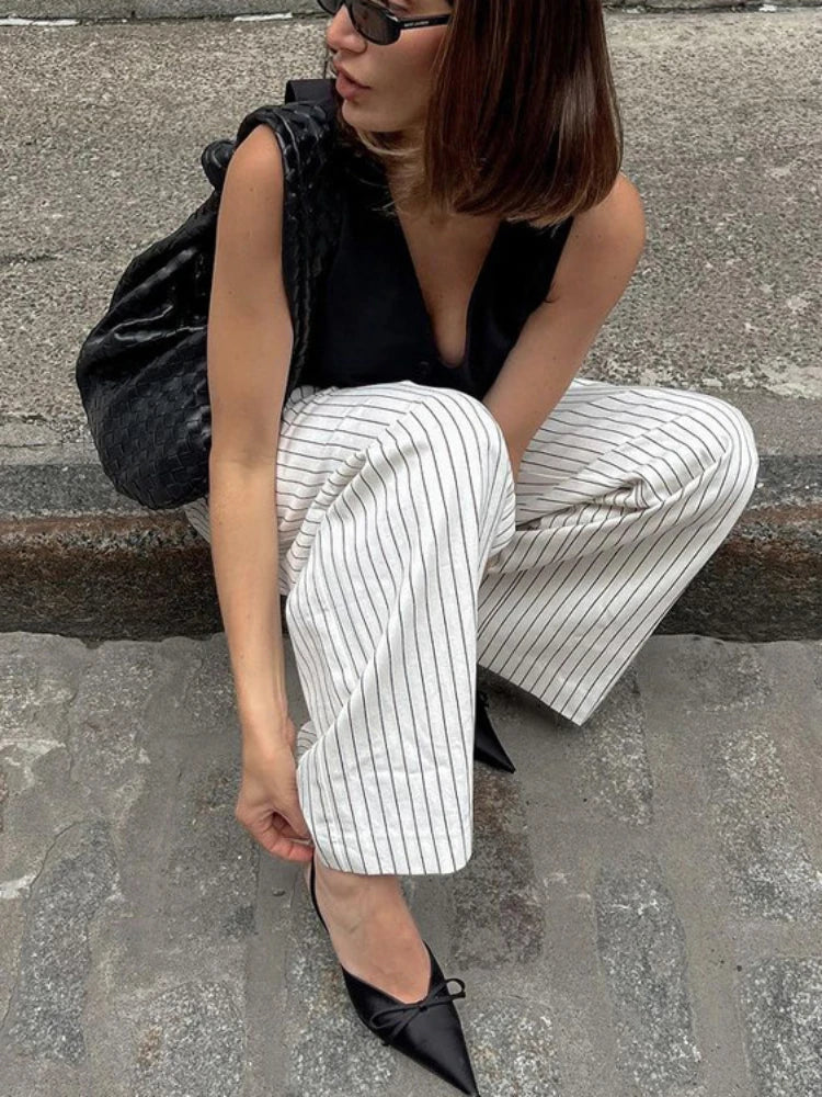 Stylische schwarz-weiß gestreifte Hose von Lotte