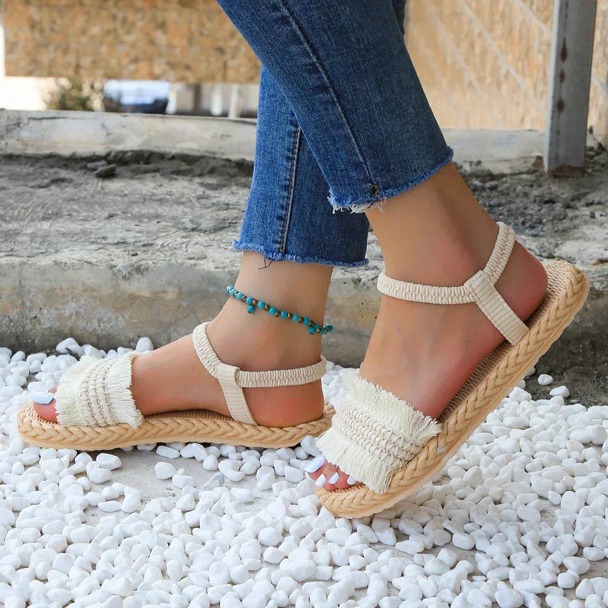 Elegante beigefarbene Sommersandalen für Frauen - stilvoll und bequem