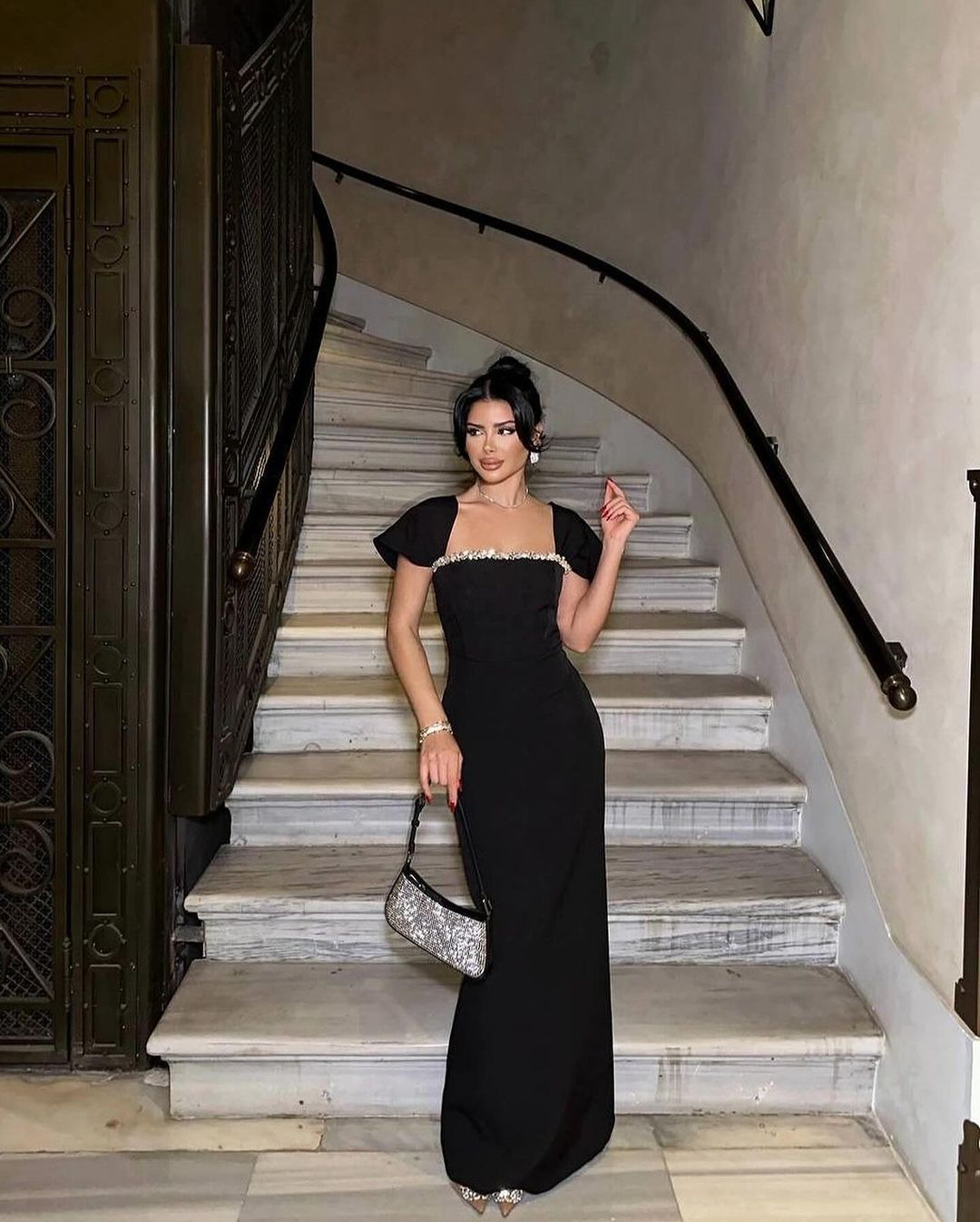 Adriana - Langes tailliertes Kleid mit glänzendem Detail