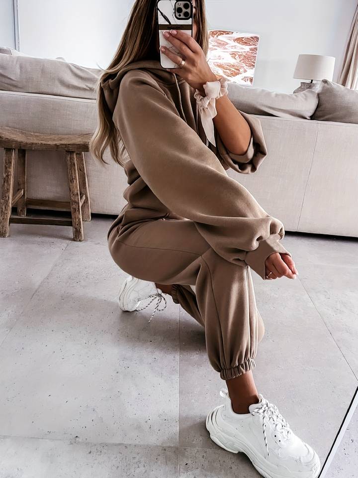 Karina - Stylisches Set aus übergroßem Kapuzenpulli und Jogginghose für Frauen