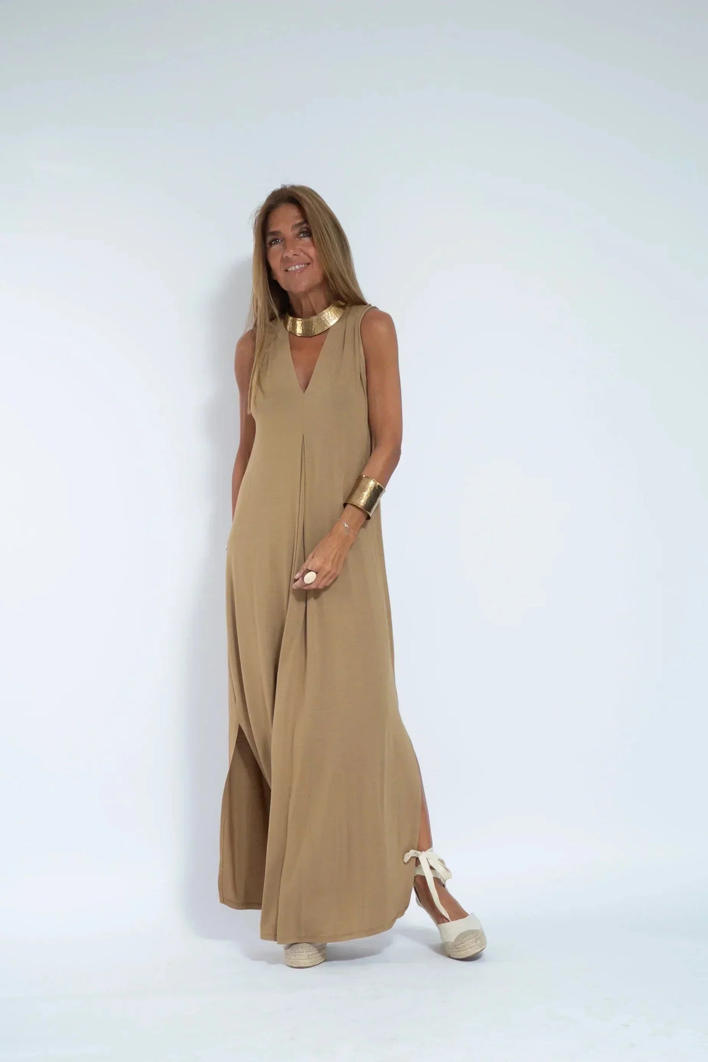 Adelina | Lockeres Maxikleid mit V-Ausschnitt und Seitenschlitz