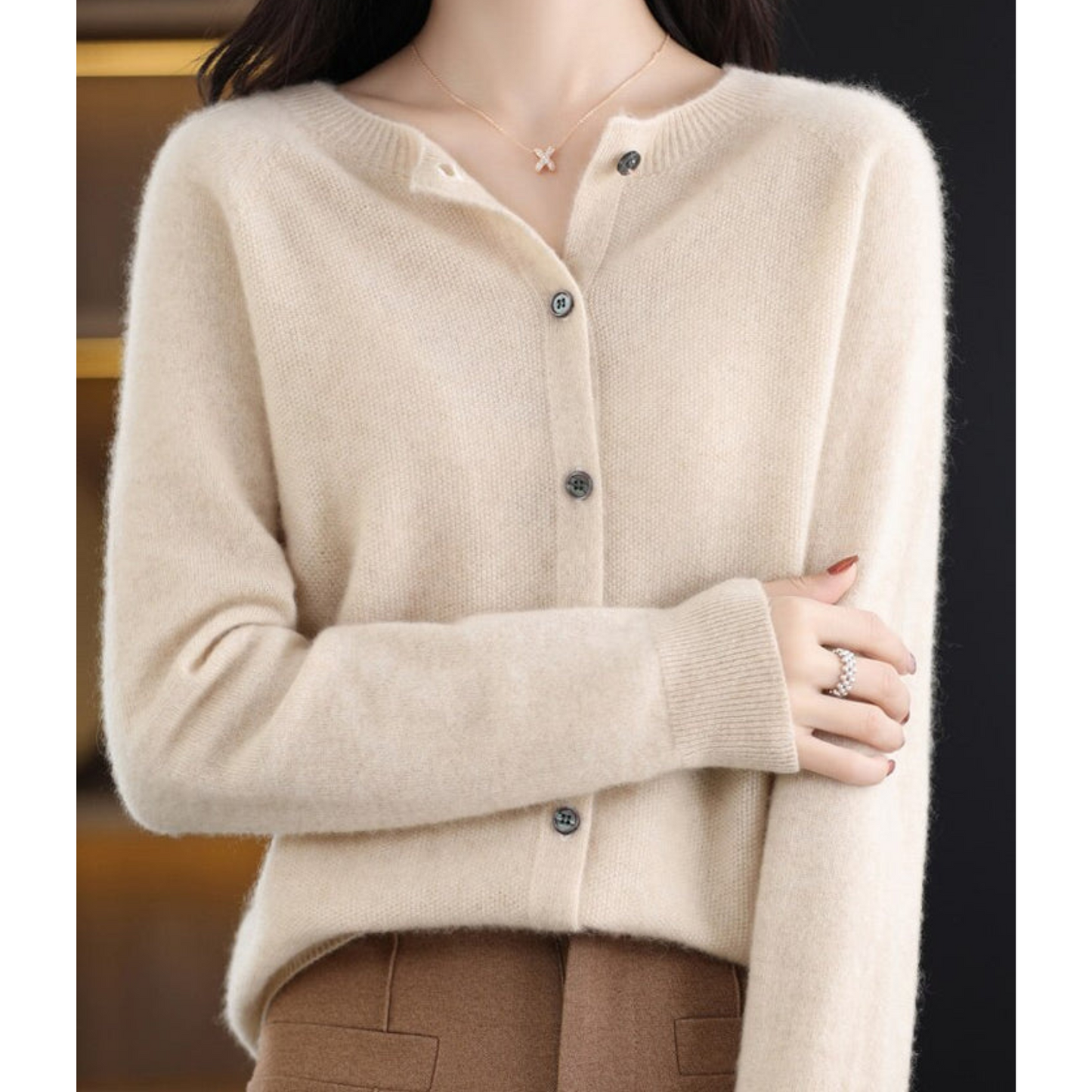 Luxuriöse Damen Strickjacke aus 100% Merinowolle mit O-Ausschnitt und Cashmere Touch