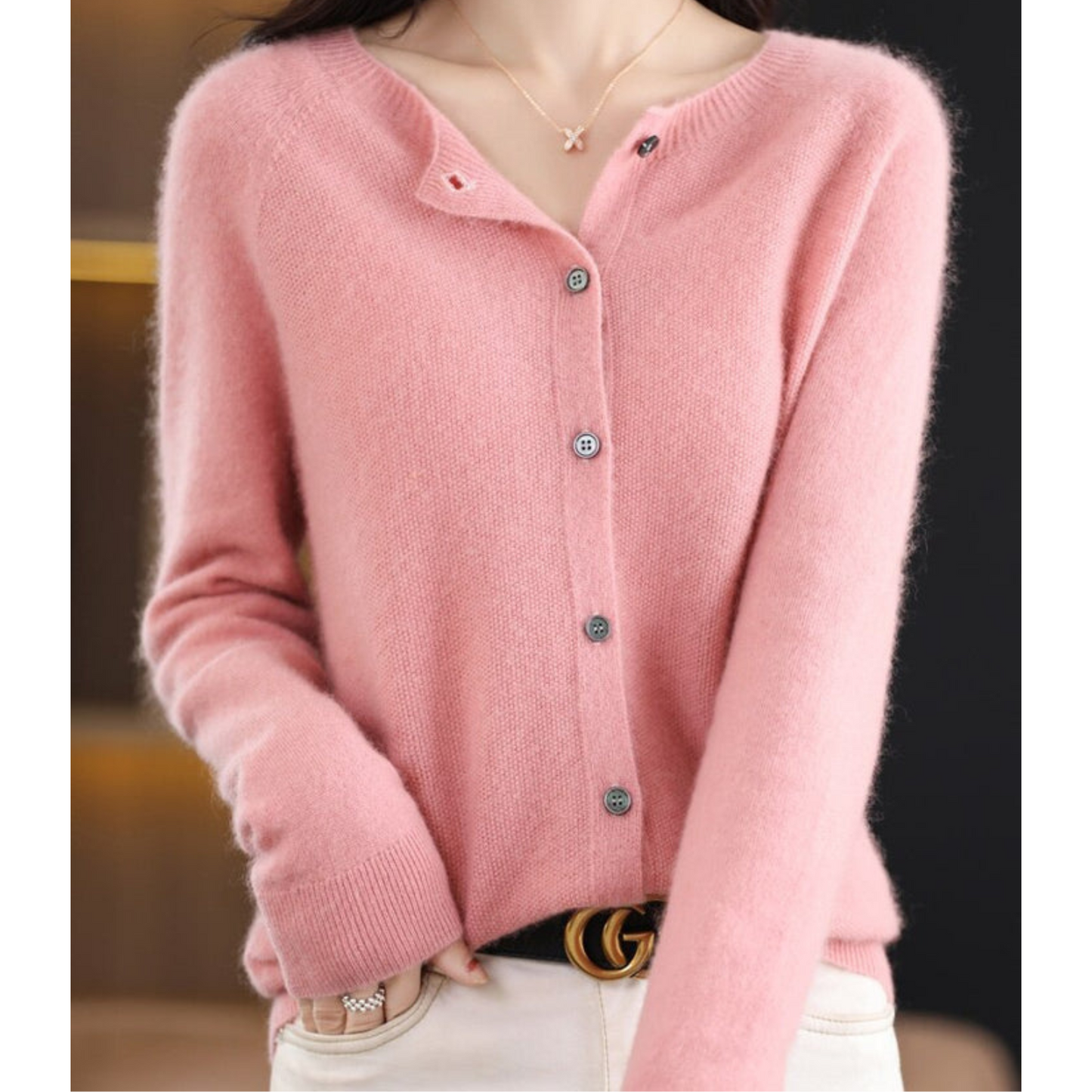 Luxuriöse Damen Strickjacke aus 100% Merinowolle mit O-Ausschnitt und Cashmere Touch