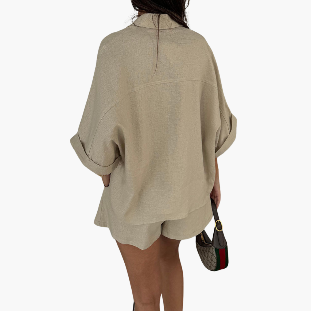 Zweiteiliges Set - Damenbluse und Shorts für Sommertage