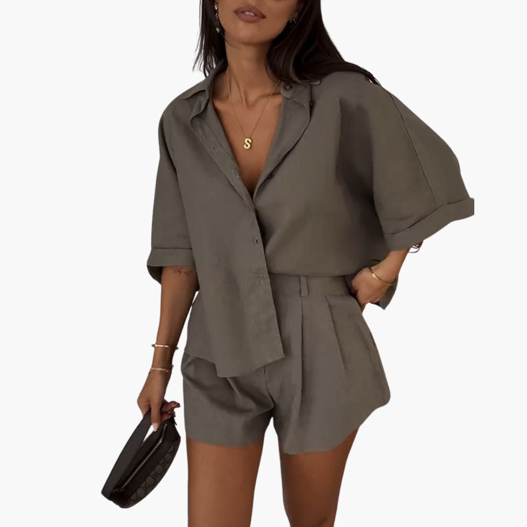 Zweiteiliges Set - Damenbluse und Shorts für Sommertage