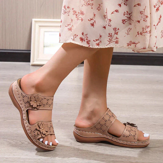 Malia - Stilvolle und bequeme Damen Sandalen mit Blumenmuster und Keilabsatz
