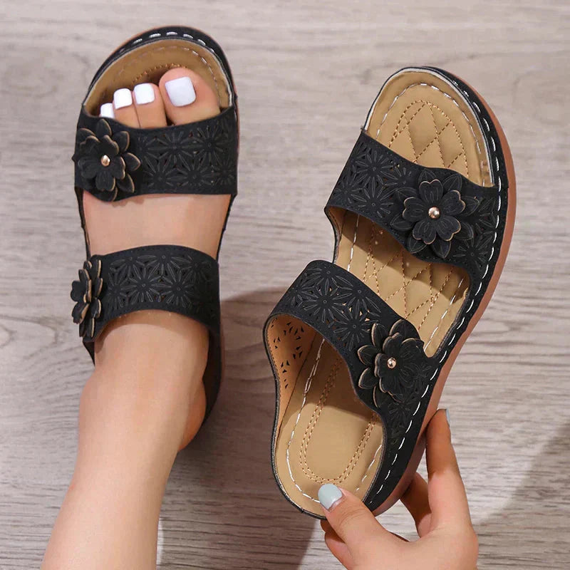 Malia - Stilvolle und bequeme Damen Sandalen mit Blumenmuster und Keilabsatz