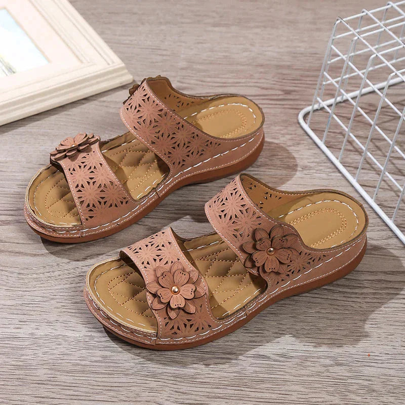 Malia - Stilvolle und bequeme Damen Sandalen mit Blumenmuster und Keilabsatz