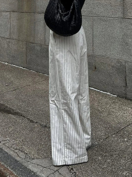 Stylische schwarz-weiß gestreifte Hose von Lotte