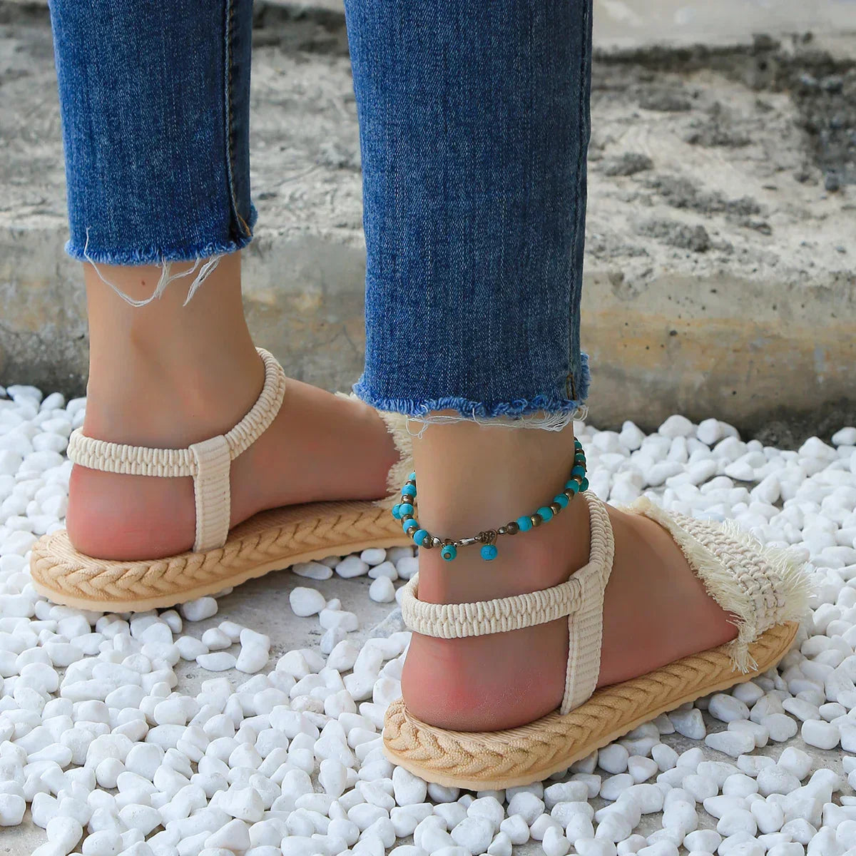 Elegante beigefarbene Sommersandalen für Frauen - stilvoll und bequem