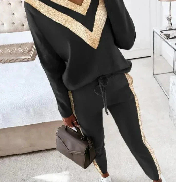 Schicker schwarzer Jogginganzug mit eleganten goldenen Akzenten für Frauen