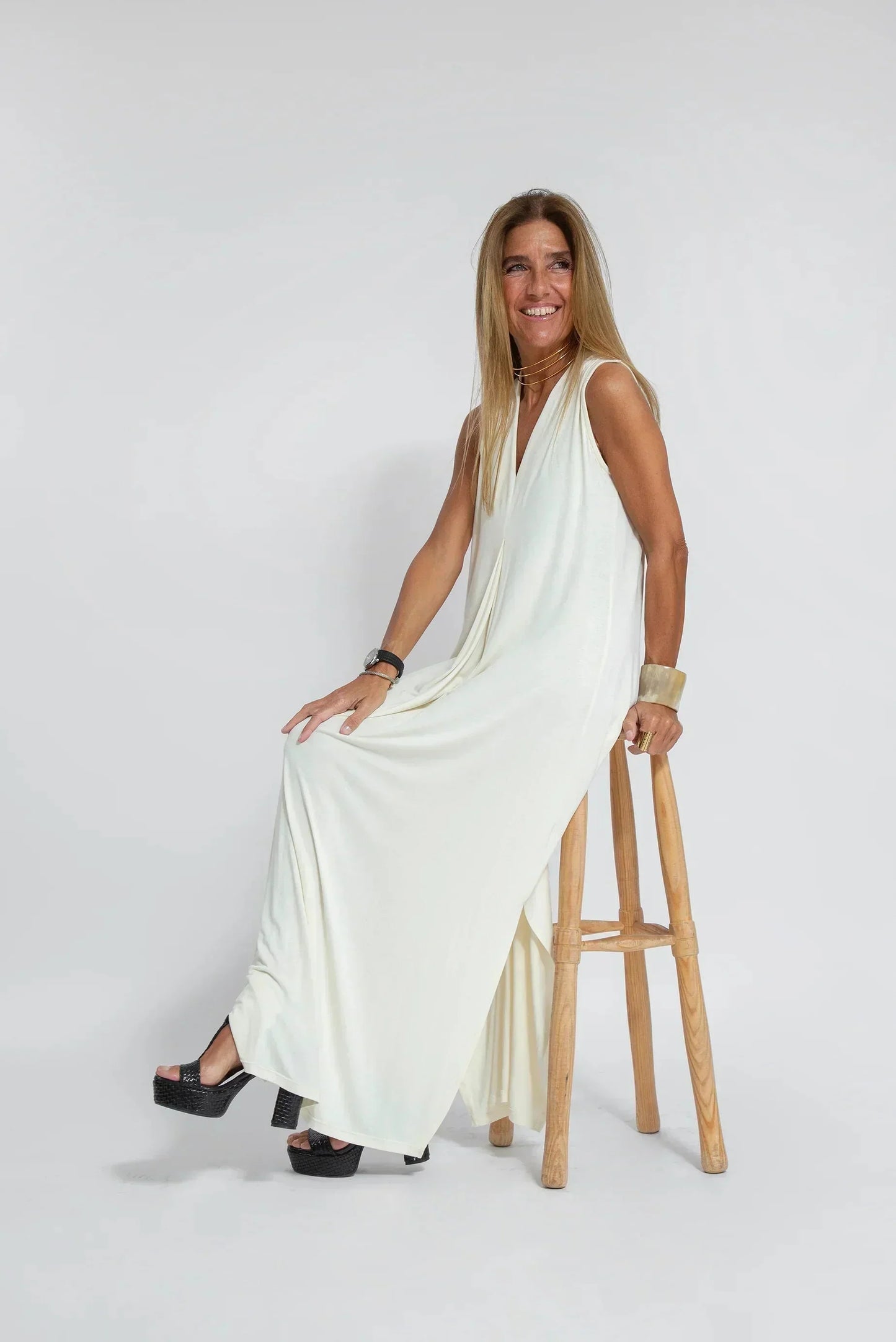Adelina | Lockeres Maxikleid mit V-Ausschnitt und Seitenschlitz